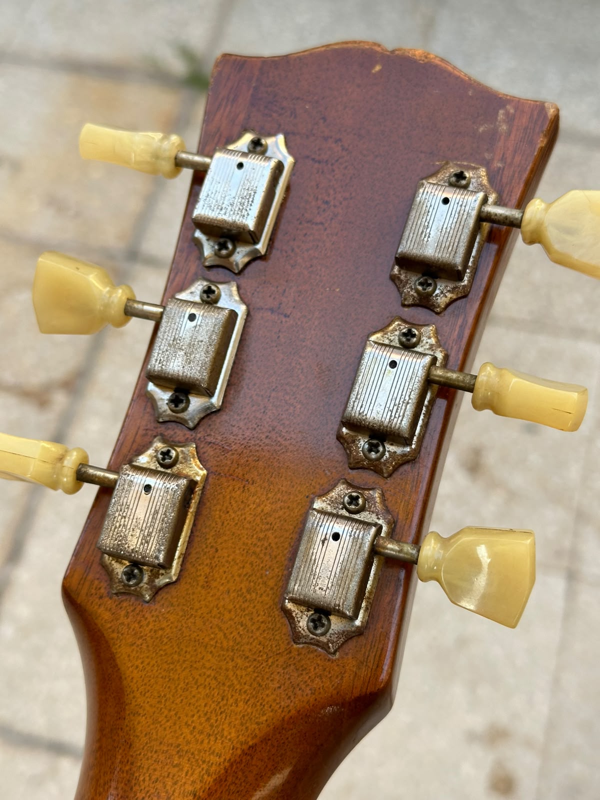Additional view of the 1952 Gibson Les Paul Goldtop, photo 3